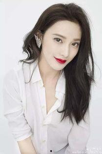 爆料娱乐圈彭小苒是谁,娱乐圈新晋小花，神秘身份引热议